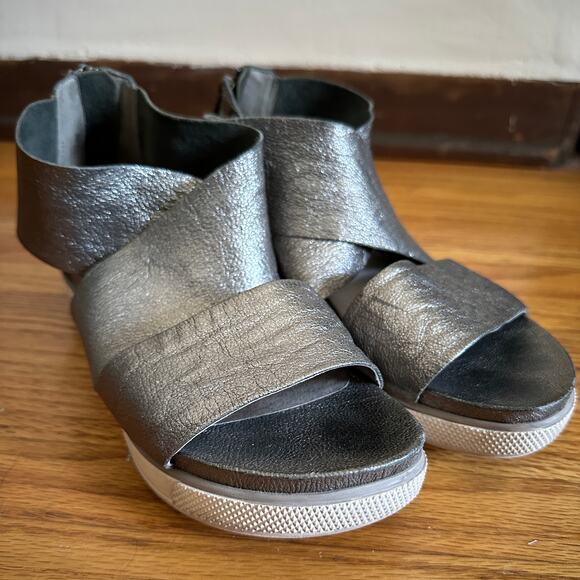 EILEEN FISHER Sport | Silver Pewter Leather Cross Strap Sandals | Size 7.5 - Picture 2 of 7